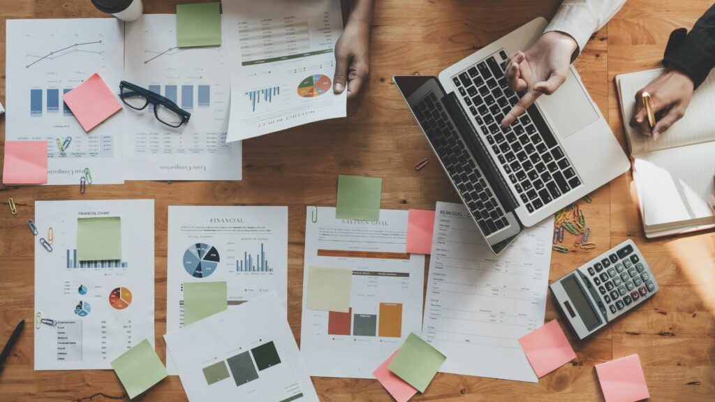 bureau avec papiers d'analyse et ordinateur